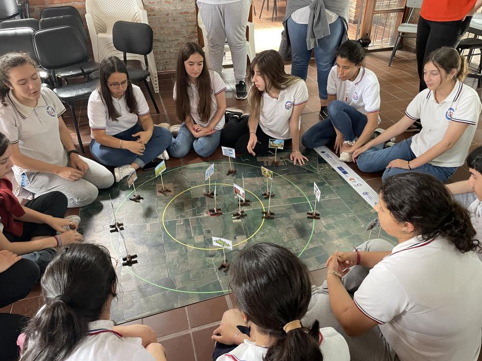 Alumnos del Liceo Villa Rodríguez en la actividad de puzzle y ordenamiento territorial.
