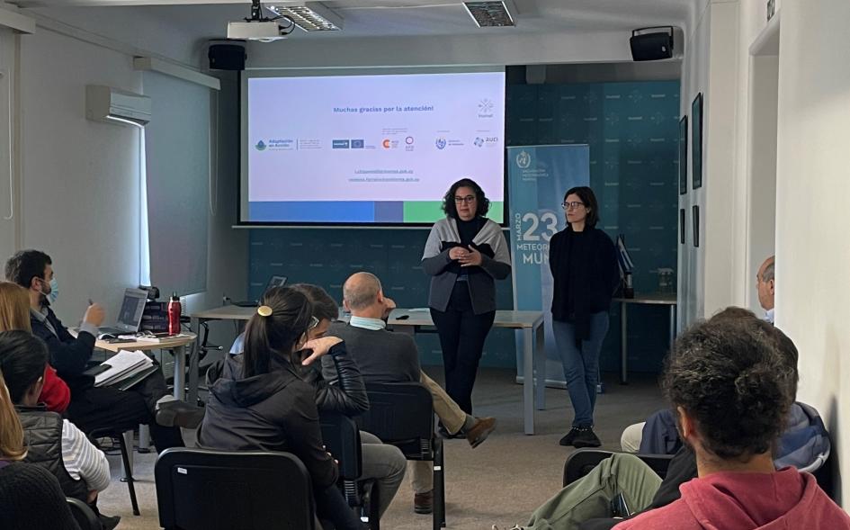 Dos técnicas de Dinagua e Inumet presentando los avances del proyecto ante el público en Inumet.