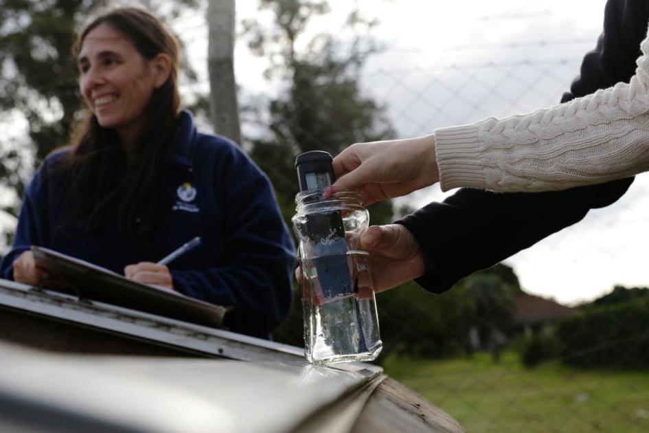 Técnicos del Ministerio de Ambiente evalúan la calidad del agua de un pozo 