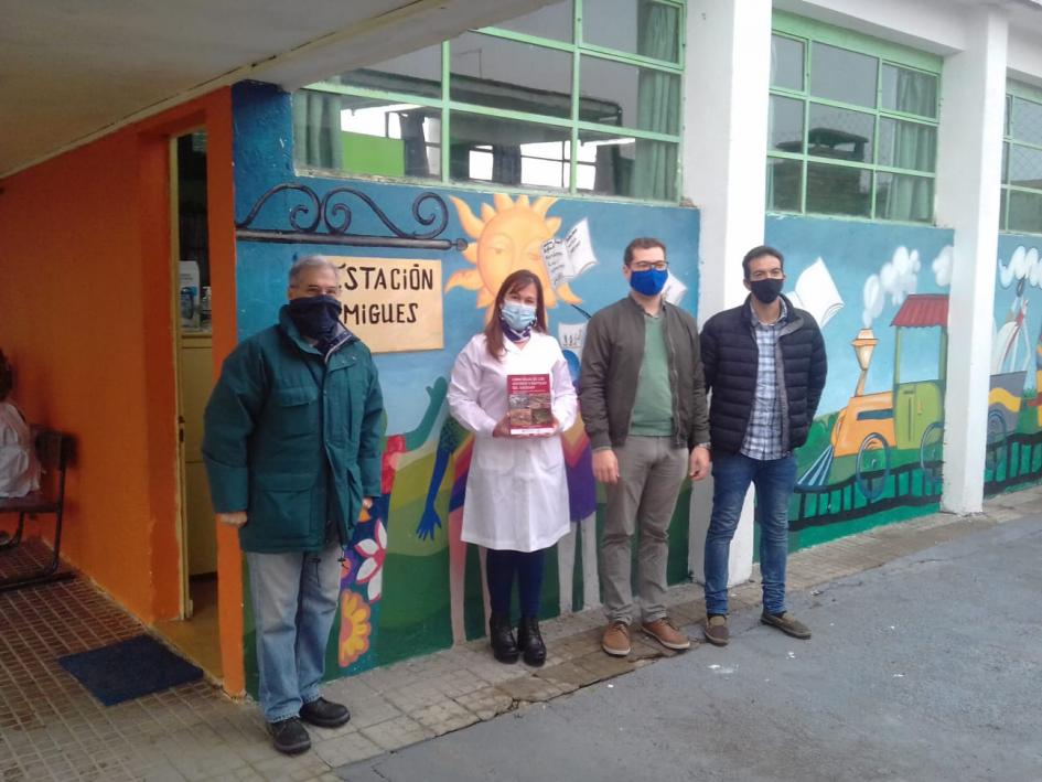 Entrega de libros del Ministerio de Ambiente a la Escuela Estación Migues Entrega de libros del Ministerio de Ambiente a la Escuela Estación Migues