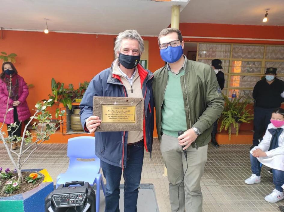 Entrega de placa al subsecretario de Ambiente por parte del Municipio de Migues Entrega de placa al subsecretario de Ambiente por parte del Municipio de Migues