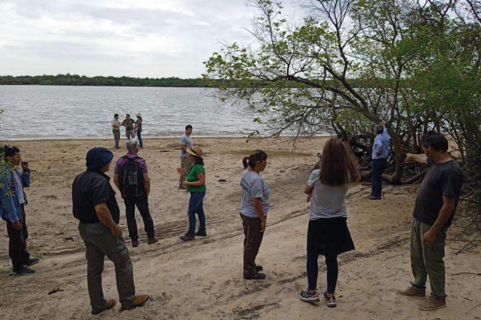 Estrategia para el control de especies exóticas invasoras en ecosistemas costeros del Río Uruguay Estrategia para el control de especies exóticas invasoras en ecosistemas costeros del Río Uruguay