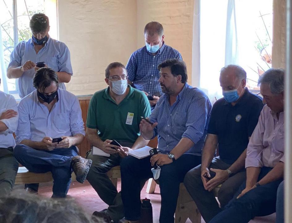 Reunión en Piedras Coloradas, tras incendios en zonas de Río Negro y Paysandú