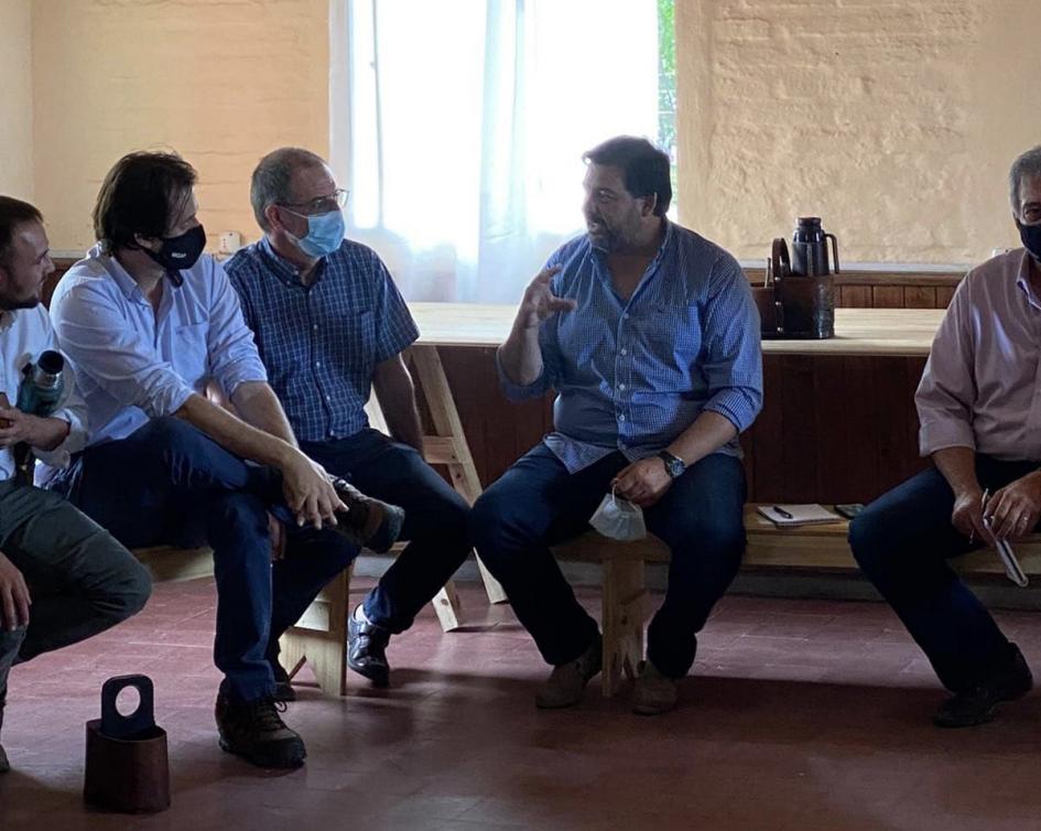 Reunión en Piedras Coloradas, tras incendios en zonas de Río Negro y Paysandú