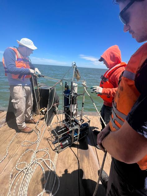 Campañas de validación de datos satelitales en el Río de la Plata Campañas de validación de datos satelitales en el Río de la Plata