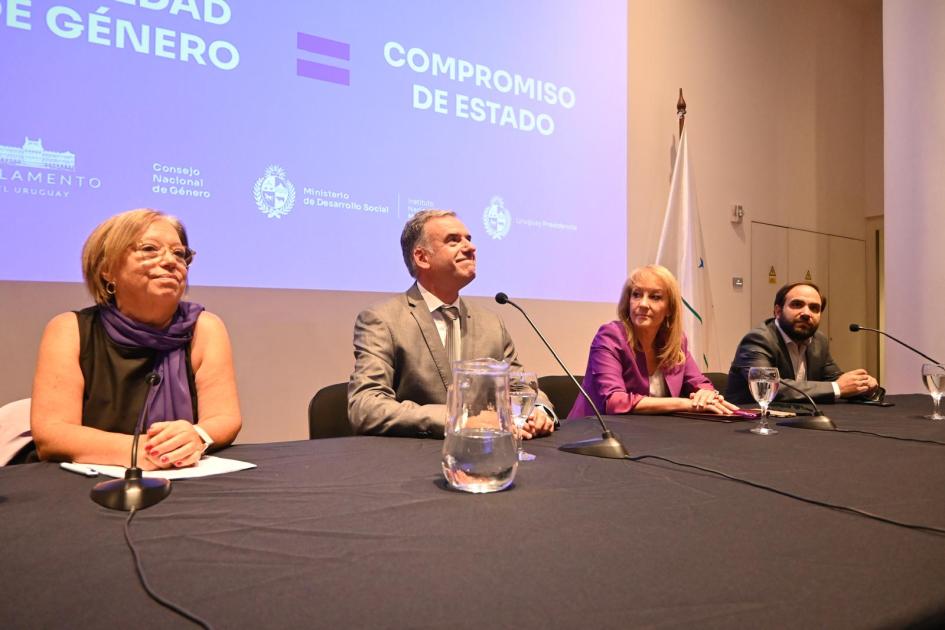 Políticas y acciones en el mes de la mujer Políticas y acciones en el mes de la mujer