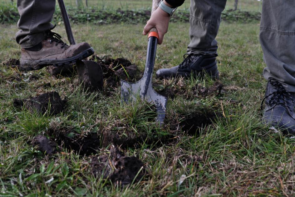 Trabajadores caban un pozo para instalar el telepluviómetro