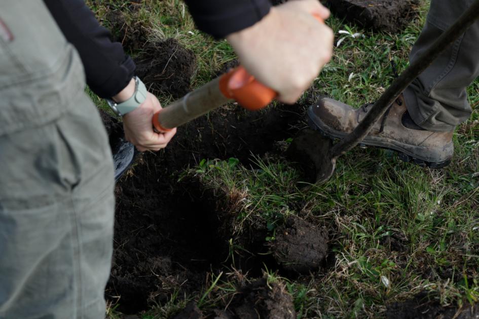 Trabajadores caban un pozo para instalar el telepluviómetro