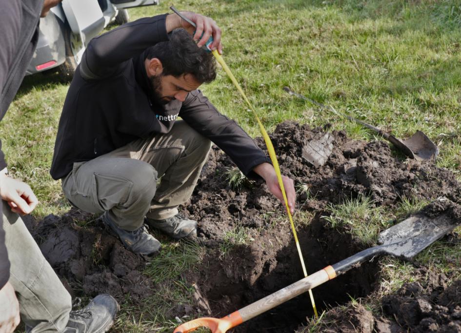 Trabajador mide la profundidad del pozo donde será instalado el dispositivo