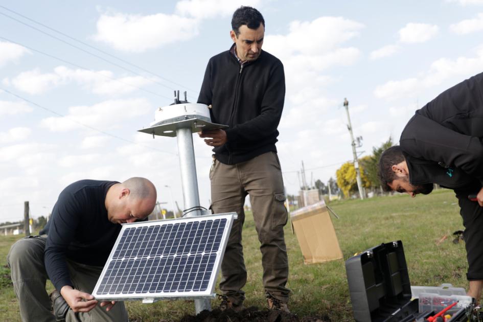 Los trabajadores terminan de instalar el telepluviómetro