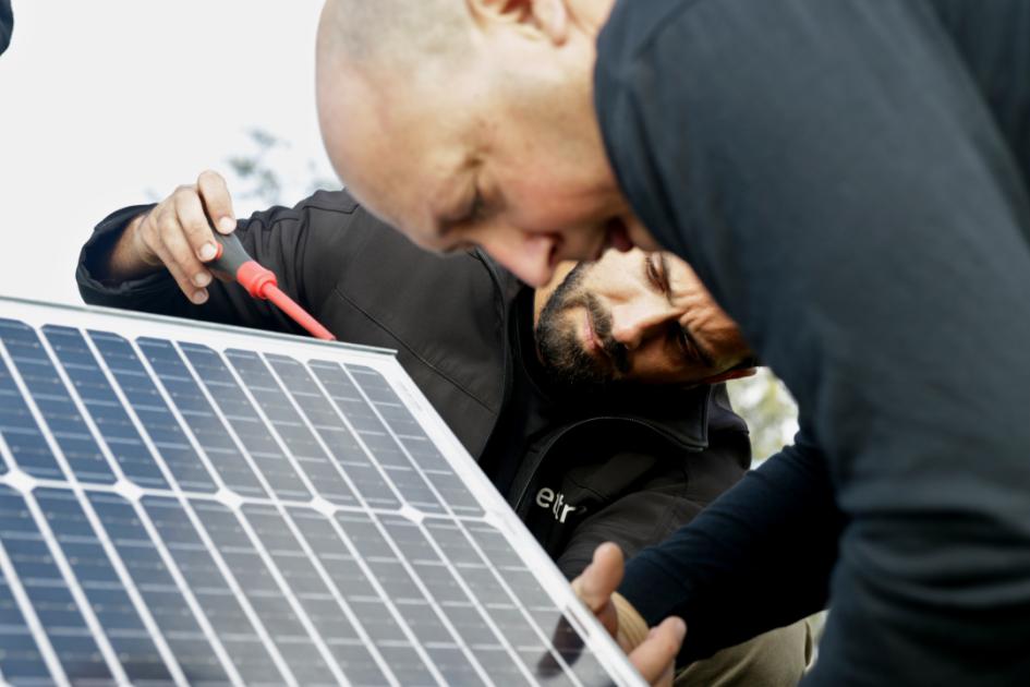 Instalación del panel solar que proporciona energía al telepluviómetro