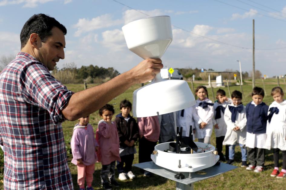 Técnico de Inumet imparte charla sobre el telepluviómetro a los alumnos de la escuela