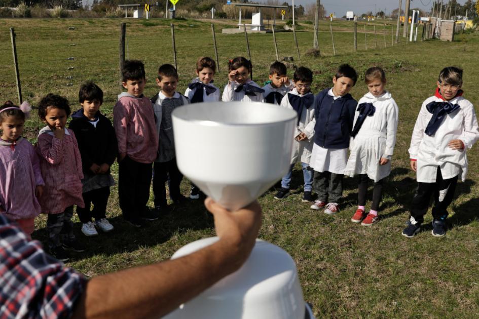 Técnico de Inumet imparte charla sobre el telepluviómetro a los alumnos de la escuela