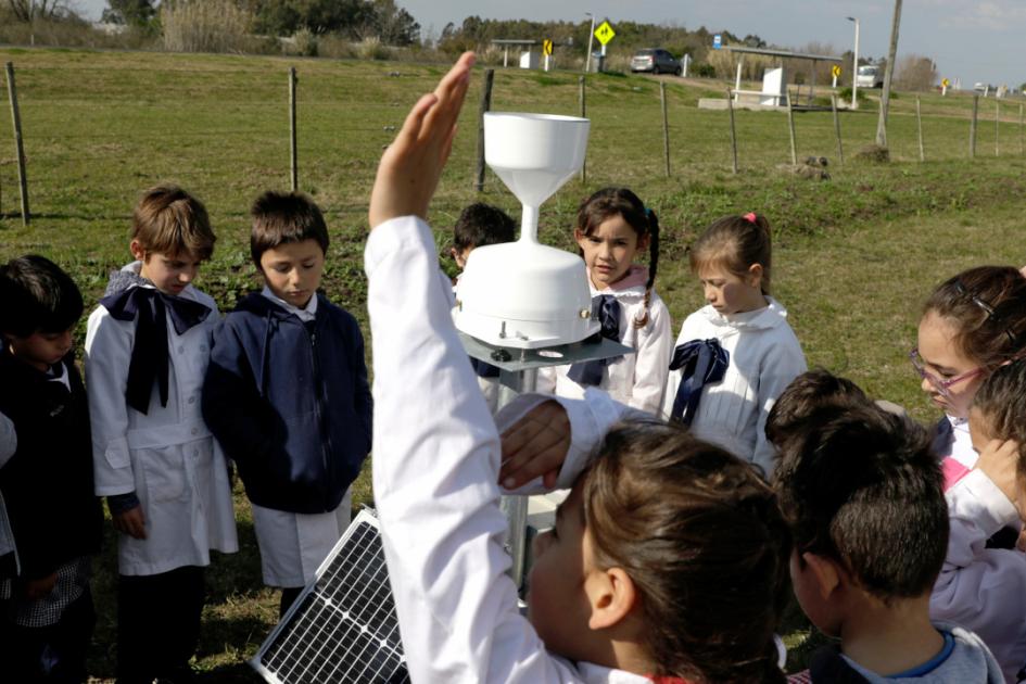 Niña levanta la mano para hacer una pregunta durante la charla del técnico de Inumet