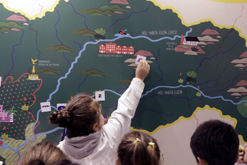 Stand del Proyecto Adaptación en Acción-Cuenca Santa Lucía