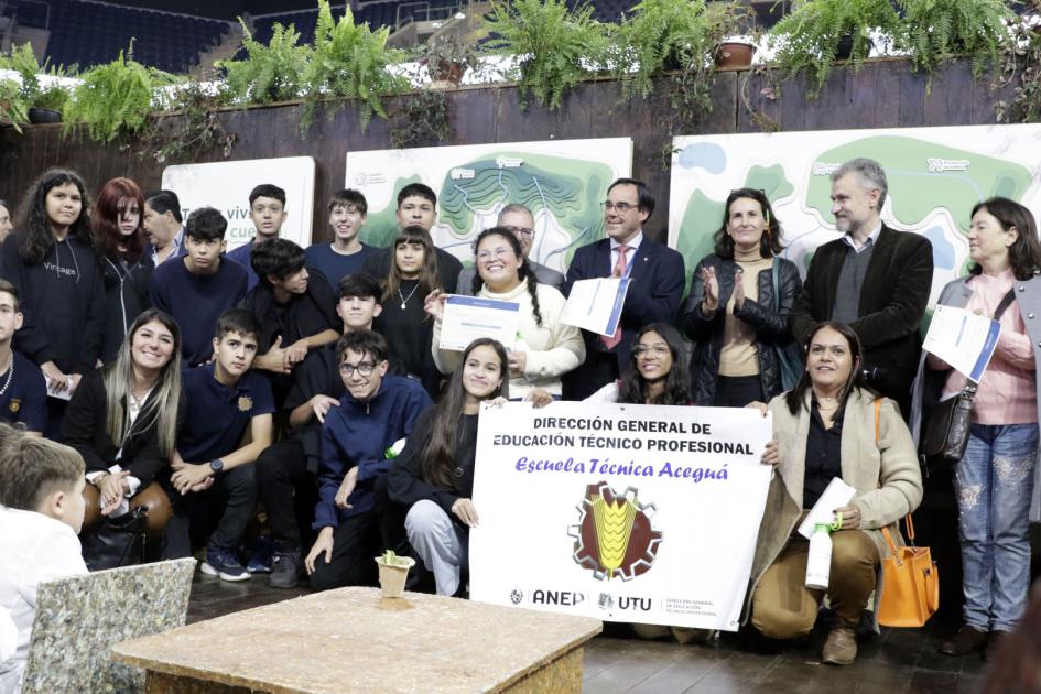 Premiación del concurso "Murales por el Agua". Escuela técnica de Aceguá, Cerro Largo