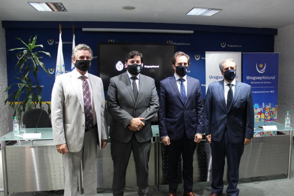 Autoridades Ministerio de Ambiente y Ministerio de Turismo "