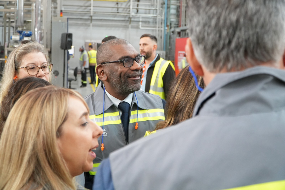 Ministro Ortuño en inaguración de nueva línea coca cola femsa