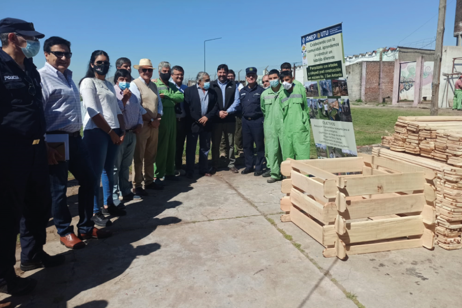 Entrega de composteras para residuos orgánicos domiciliarios, en Unidad 19 "Las Cañitas", Río Negro.