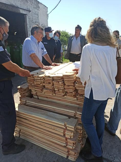 Entrega de composteras para residuos orgánicos domiciliarios, en Unidad 19 "Las Cañitas", Río Negro.