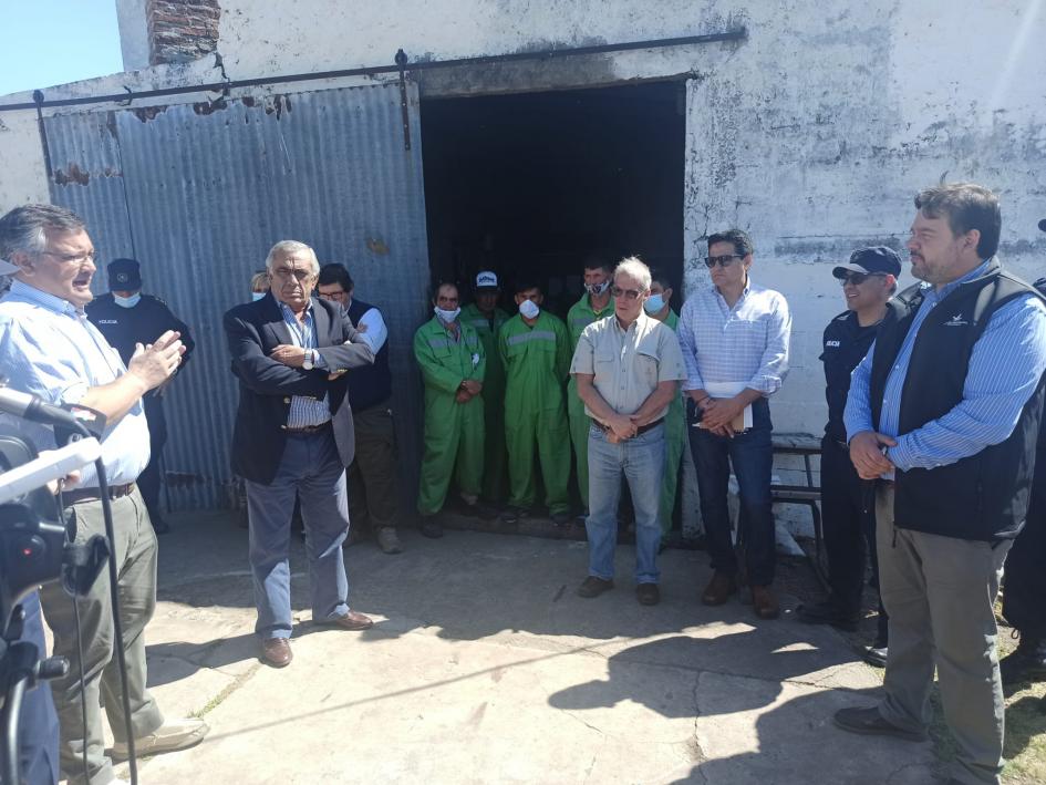 Entrega de composteras para residuos orgánicos domiciliarios, en Unidad 19 "Las Cañitas", Río Negro.