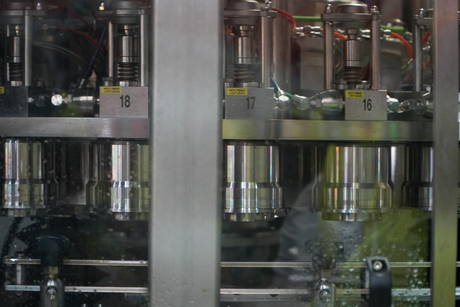 Ministro Ortuño en inaguración de nueva línea coca cola femsa