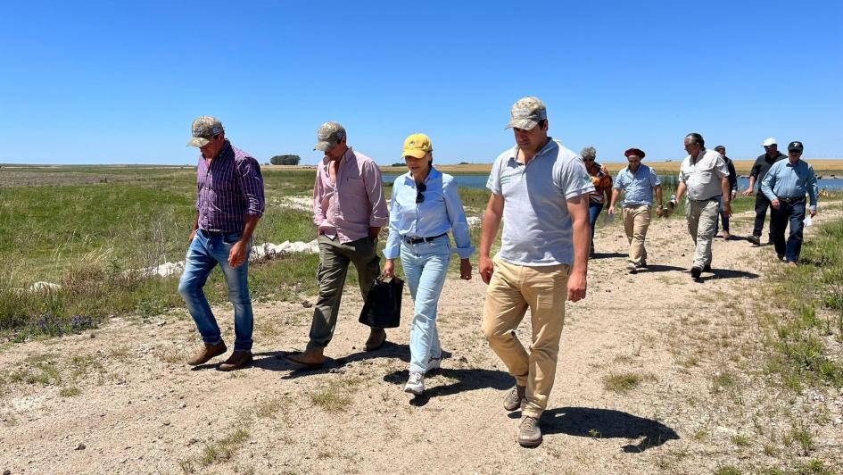 Integrantes de la mesa de Desarrollo Rural de Colonia recorren el predio en Ombúes de Lavalle. 