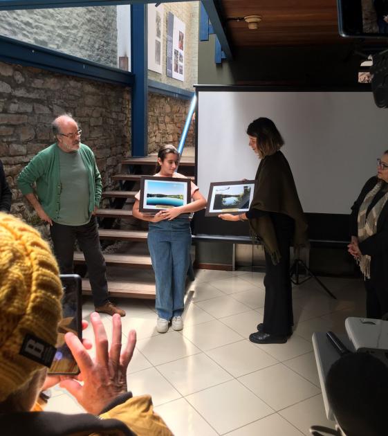 Premiación del concurso por Romina Sanabria, de la Dirección Nacional de Aguas del MA Integrante de la Dinagua entregando el premio a una niña ganadora del concurso