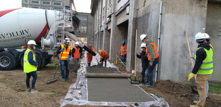 Pavimento de hormigón permeable a escala real