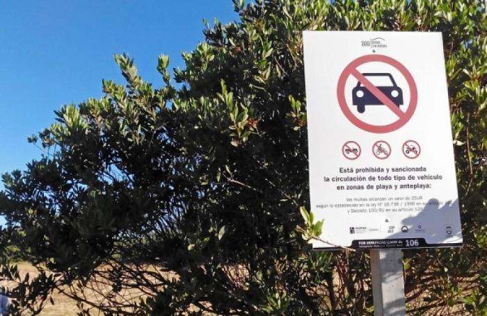 Cartel prohibido circular con vehículos en playas