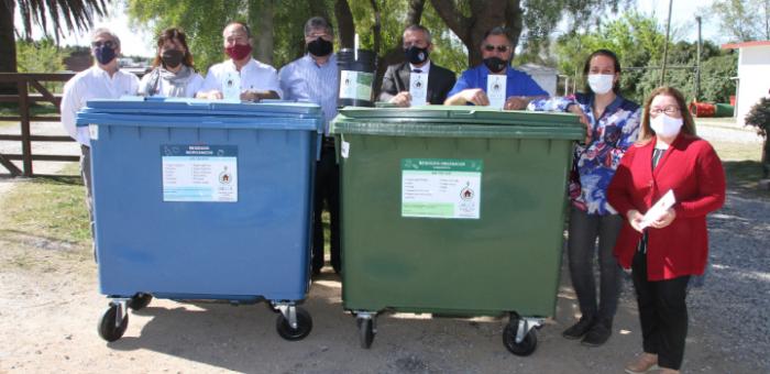 Participantes del lanzamiento del proyecto Ecolavalleja, junto a contenedores de residuos diferenciados