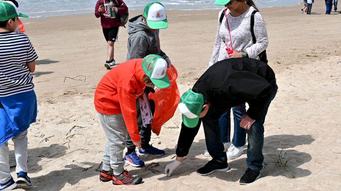 Foto de ciudadanos juntando residuos en playa de Shangrilá "