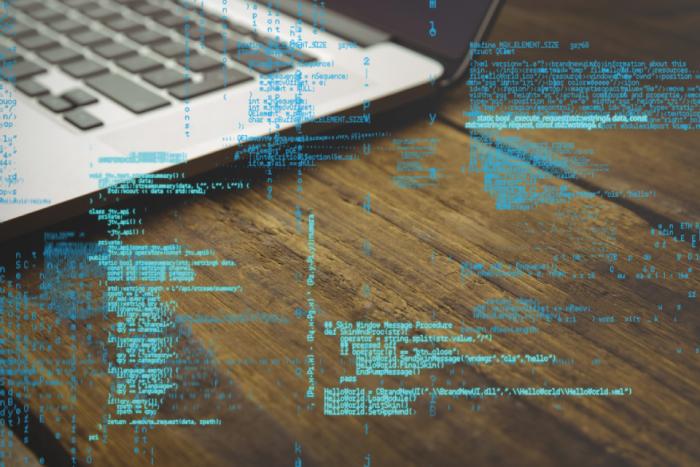 Monitoreo en línea Foto de PC transmitiendo datos en línea