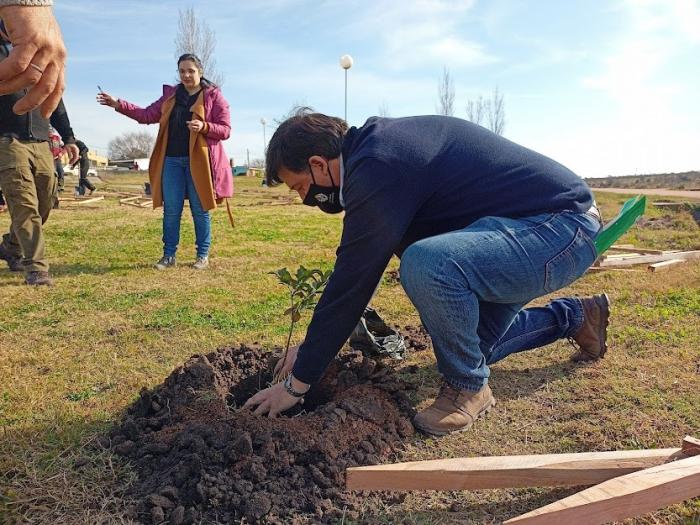 Ministro de Ambiente, Adrián Peña, en jornada de plantación de árboles nativos en Treinta y Tres