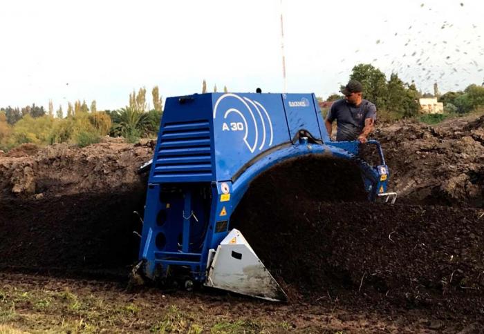 Hombre manejando tractor en tierra 
