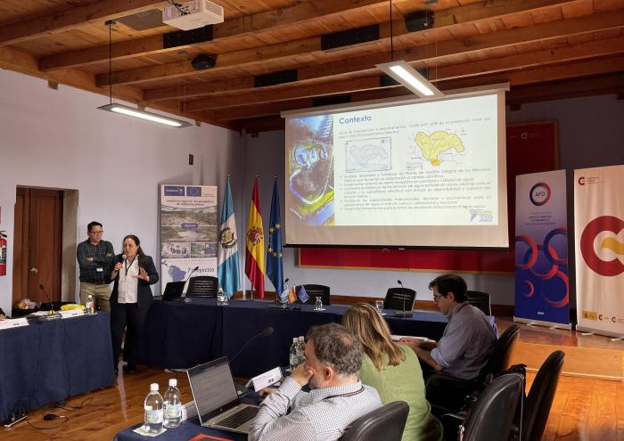 Presentación Adaptación en Acción Representantes del proyecto Adaptación en Acción en una ponencia en Guatemala
