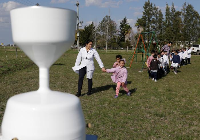 Niños caminan hacia la ubicación del nuevo telepluviómentro