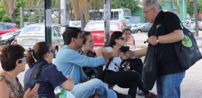Entrega de bolsas reutilizables en Plaza 1ro. de Mayo - Campaña "Sacá la bolsa del medio"