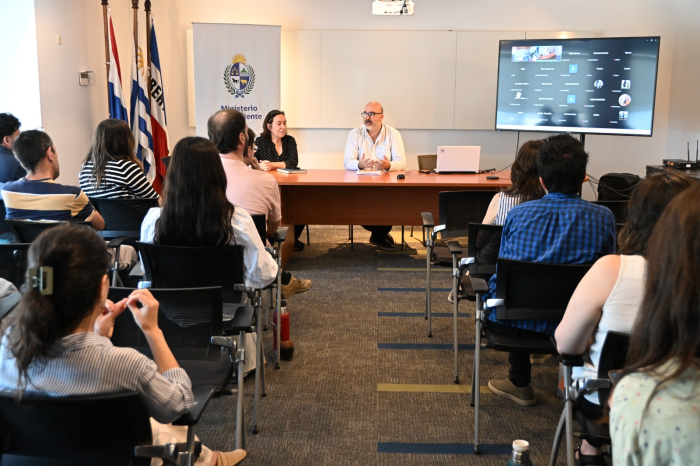 Presentación: Seguimiento de floraciones algales en Uruguay