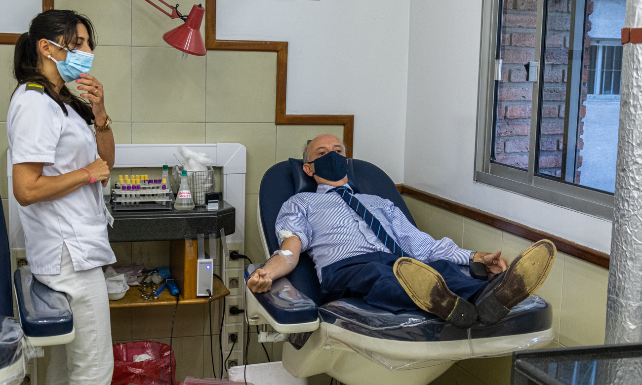 Ministro de Defensa Nacional donando sangre en el Hospital Central de las FFAA Ministro de Defensa Nacional donando sangre en el Hospital Central de las FFAA