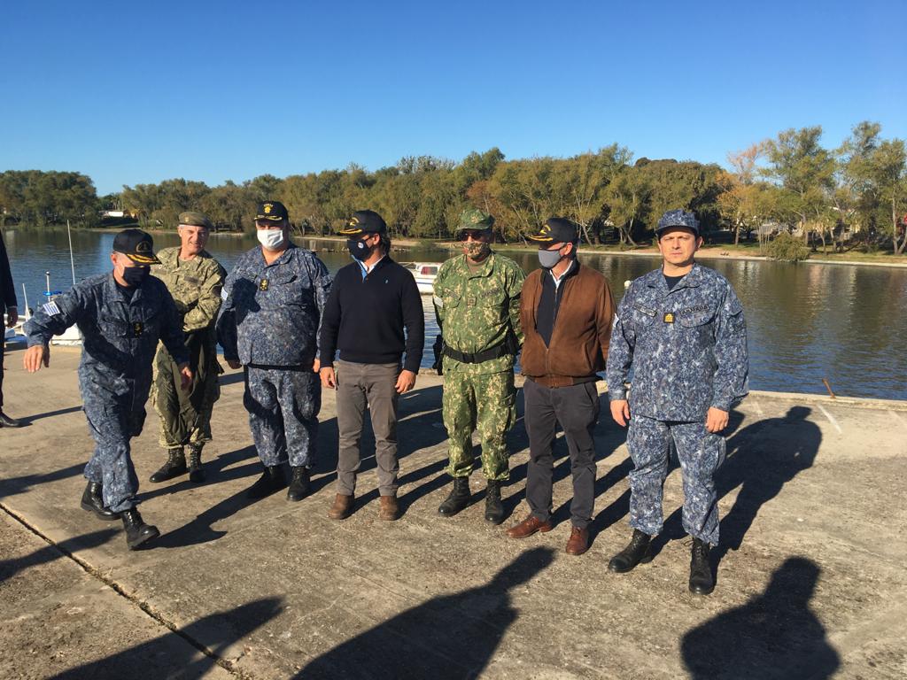Presidente Luis Lacalle Pou y el ministro de Defensa Nacional, Javier García junto a autoridades militares