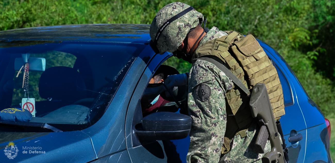 Militares en puesto de control fronterizo