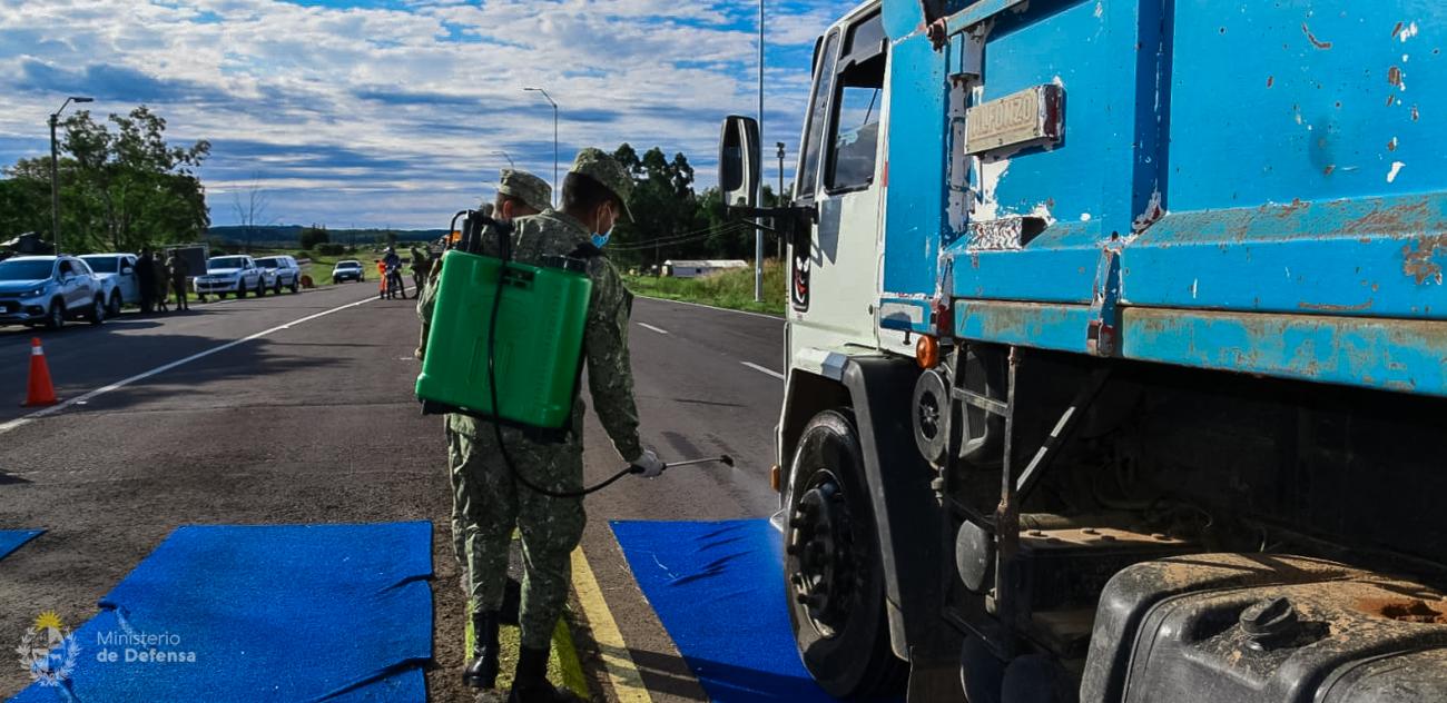 Militares en puesto de control fronterizo