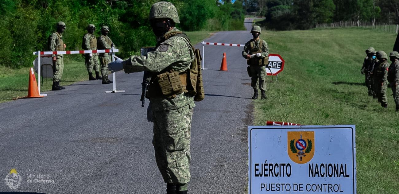 Militares en puesto de control fronterizo