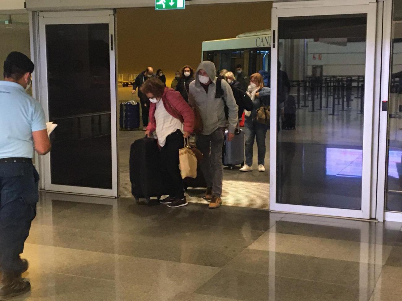 Llegada de uruguayos varados en Perú en avión de la FAU Uruguayos llegando desde Perú