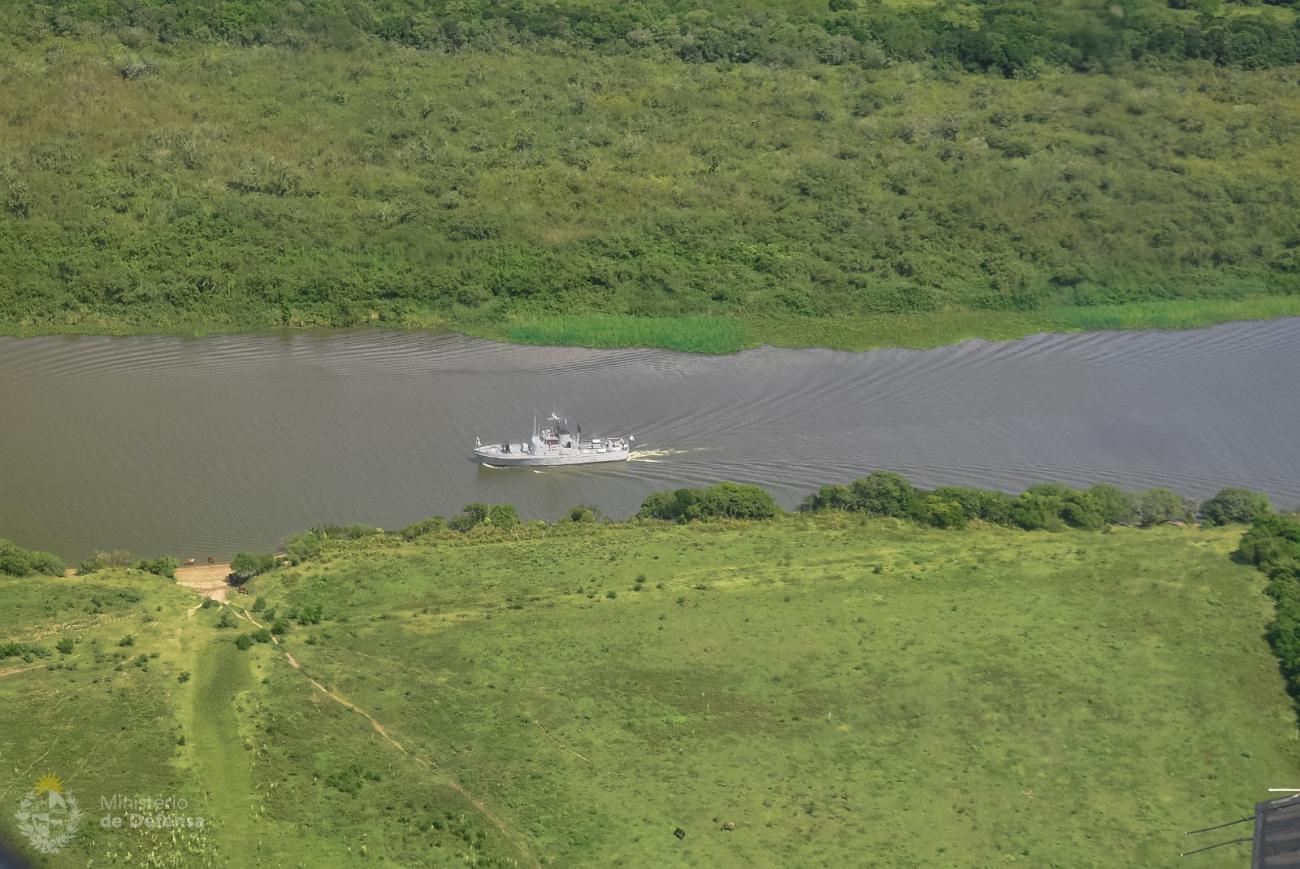 Patrullaje militar en la frontera Barco de la Armada Nacional realizando patrullaje militar en la frontera