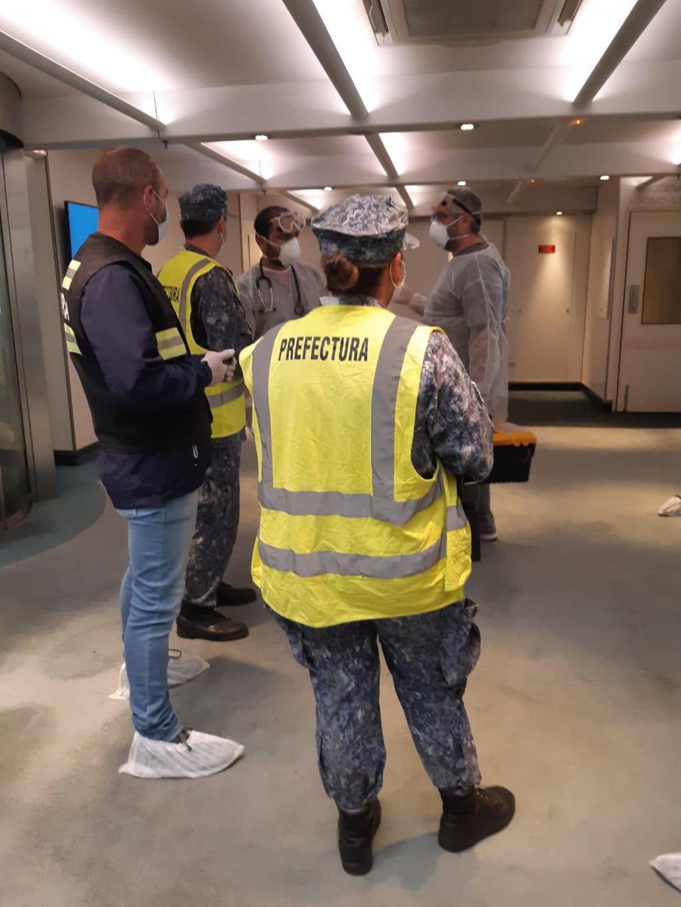 personal de Prefectura en control de seguridad y sanitario