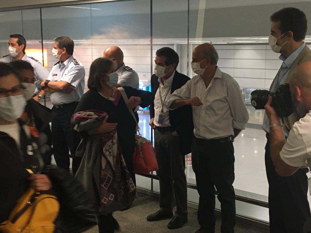 Autoridades recibieron a uruguayos varados en el exterior Llegada de uruguayos varados en el exterior