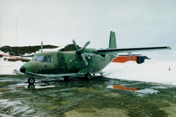  avión CASA C-212 de la FAU 