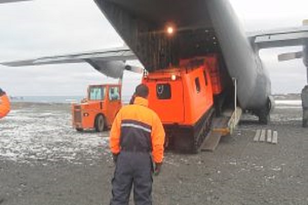 Aeronave C-130 Hércules cargando en la Antáertida